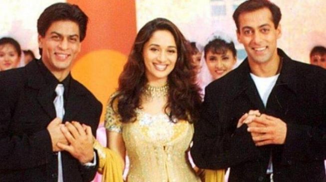 Sharhukh Khan, Juhi Chawla dan Salman Khan di film Hum Tuhmare Hai Sanam.