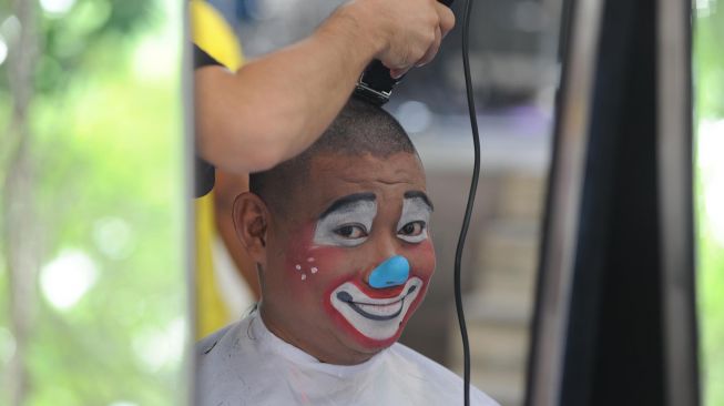 Badut menggunduli rambutnya untuk berdonasi bagi anak-anak penderita kanker di Gandaria City Mall, Jakarta, Minggu (16/2).  [ANTARA FOTO/Indrianto Eko Suwarso]