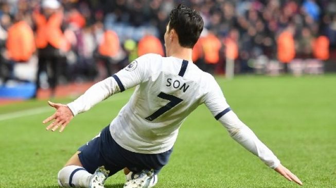 Striker Tottenham Hotspur Son Heung-Min merayakan golnya ke gawang Aston Villa dalam lanjutan Liga Inggris di Villa Park. JUSTIN TALLIS / AFP