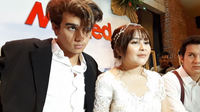 Prilly Latuconsina dan Jeff Smith saat konferensi pers di CGV Grand Indonesia, Jakarta Pusat, Minggu (16/2/2020). [Suara.com/Evi Ariska]