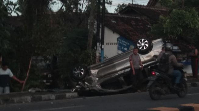 Mobil Rombongan Lamaran Nikah Terbalik, Sopir Pingsan, 6 Orang Luka-luka