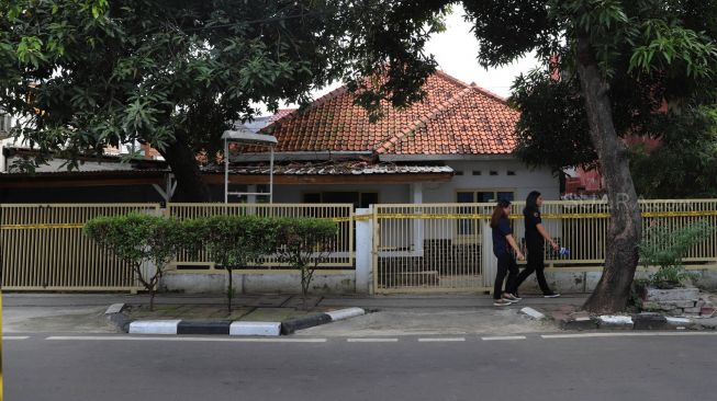 Wartawan melintas di depan klinik aborsi Paseban, Senen, Jakarta Pusat, Minggu (16/02). [Suara.com/Alfian Winanto]