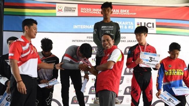 Menpora Kalungkan Medali pada Pemenang Jakarta International BMX Seri