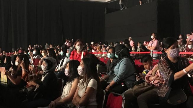 Penonton Fancon Asia Tour Park Ji Hoon di Jakarta pakai masker [Suara.com/Sumarni]