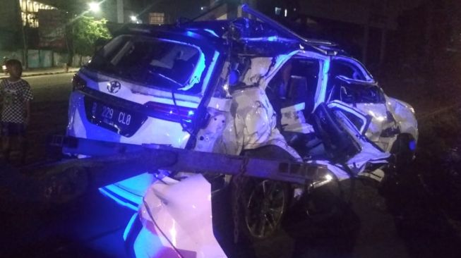 Diduga Terobos Palang Perlintasan, Fortuner Ringsek Diseruduk Kereta Api