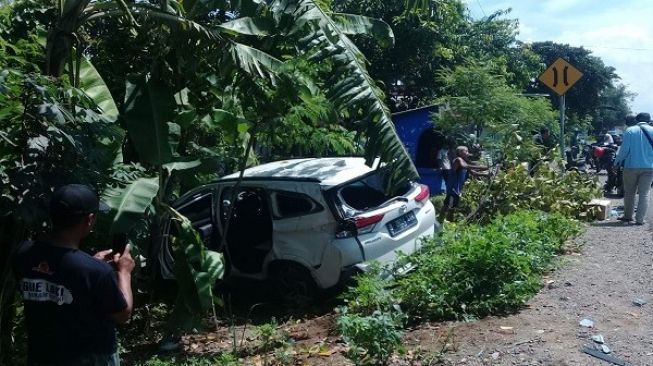 Kecelakaan Karambol di Madiun, 2 Mobil Ringsek Sosor Pohon Pisang