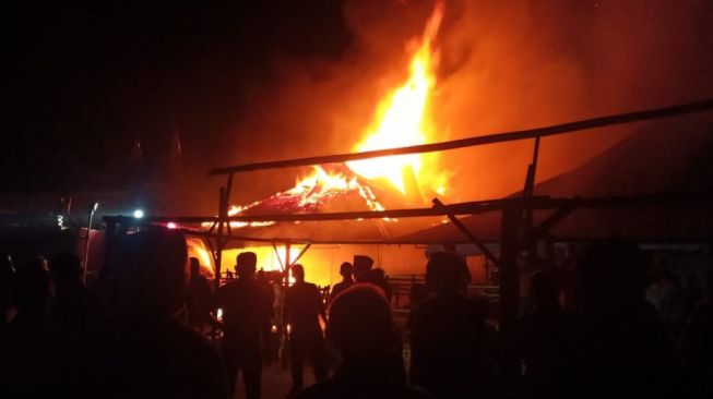 Pasar Sumani Membara, 6 Petak Toko Musnah