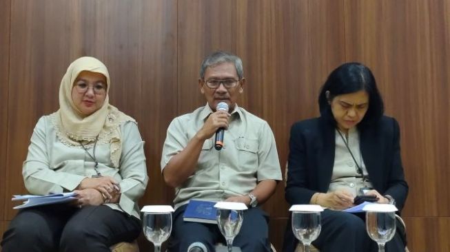 Achmad Yurianto, Sekretaris Jenderal Pencegahan dan Pengendalian Penyakit Kementerian Kesehatan (tengah). (Suara.com/Frieda Isyana)