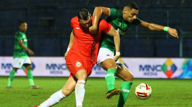 Pesepak bola Persija Jakarta Marco Simic (kiri) berebut bola dengan pesepak bola Madura United Jaimerson Da Silva Xavier (kanan) dalam pertandingan semifinal Piala Gubernur Jatim di Stadion Kanjuruhan, Malang, Jawa Timur, Senin (17/2/2020). Persija melaju ke final setelah mengalahkan Madura United dengan skor akhir 2-1. ANTARA FOTO/Ari Bowo Sucipto/wsj.