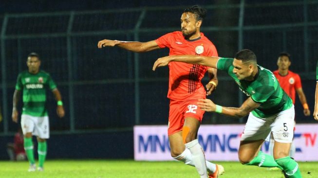 Pesepak bola Persija Jakarta Rohit Chand (kiri) berusaha mempertahankan bola dari hadangan pesepak bola Madura United Jaimerson Da Silva Xavier (kanan) dalam pertandingan semifinal Piala Gubernur Jatim di Stadion Kanjuruhan, Malang, Jawa Timur, Senin (17/2/2020). Persija melaju ke final setelah mengalahkan Madura United dengan skor akhir 2-1. ANTARA FOTO/Ari Bowo Sucipto/wsj.