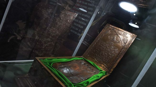 Warga melihat artefak berupa jejak telapak kaki di area Pameran Artefak Rasulullah SAW dan para Sahabat Nabi di Museum Situs Kepurbakalaan Banten, di Serang, Senin (17/2). [ANTARA FOTO/Asep Fathulrahman]