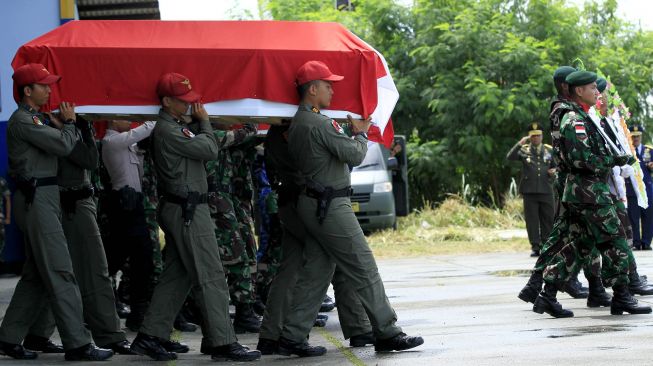 Peti jenazah korban kecelakaan Heli MI-17 saat upacara pelepasan di Hanggar Base Ops Lanud Silas Papare Sentani, Jayapura, Papua, Senin (17/2).  [ANTARA FOTO/Gusti Tanati]