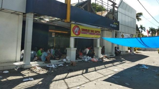 Puluhan Orang Kepung Kantor Bank Mandiri Gegara Uang Nasabah Rp 2 M Raib