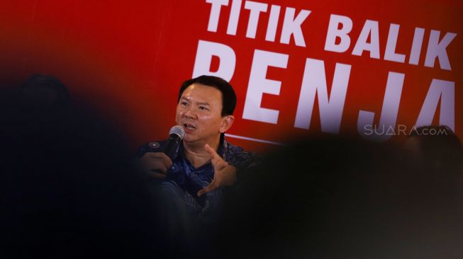 Basuki Tjahaja Purnama (Ahok) memberikan penjelasan tentang buku barunya di Gedung Tempo, Palmerah, Jakarta, Senin (17/2). [Suara.com/Angga Budhiyanto]