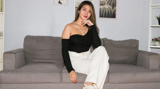 Cendy Glenata berpose di Studio Suara.com [Suara.com/Alfian Winanto]