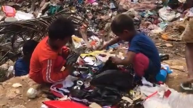Bocah di Malaysia mengais mainan bekas di tumpukan sampah (ist)