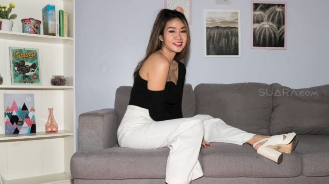 Cendy Glenata berpose di Studio Suara.com [Suara.com/Alfian Winanto]