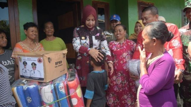 Heboh, Bupati Ambil Kembali Bantuan Korban Banjir setelah Diliput Wartawan