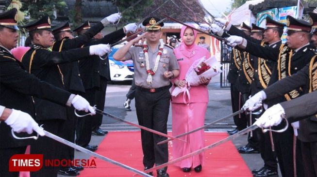 Kapolres Baru Bondowoso Disambut Tradisi Pedang Pora