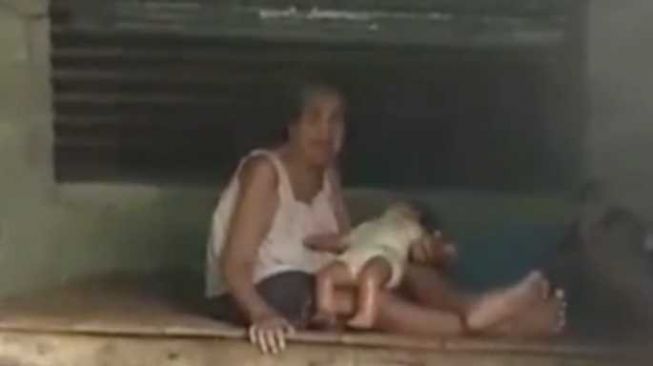 Rindu dengan Anaknya, Ibu Ini Menangis Sambil Peluk Boneka