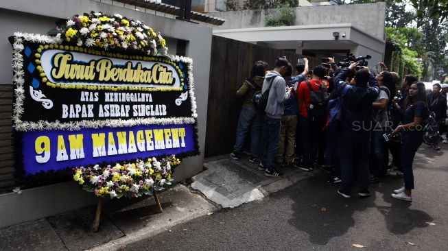 Sejumlah wartawan meliput rumah duka Ashraf Sinclair di Jalan Pejaten Barat, Pasar Minggu, Jakarta Barat, Selasa (18/2). [Suara.com/Angga Budhiyanto]