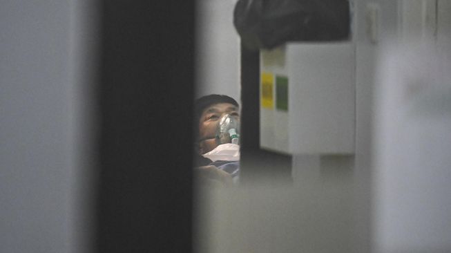 Pasien yang diduga terinfeksi virus Covid-19 menjalani perawatan diruang isolasi RSUP Mohammad Hoesin (RSMH) Palembang, Sumatera Selatan, Selasa (18/2).   [ANTARA FOTO/Nova Wahyudi]