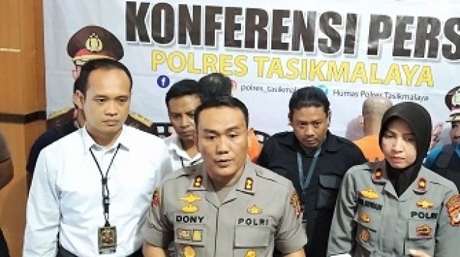 Polres Tasikmalaya ungkap kasus pembakaran kantor Desa Neglasari yang dilakukan sang kades. (ayotasik.com).