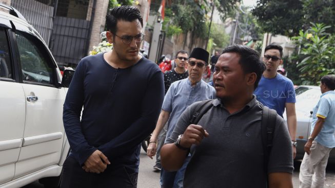 Artis Arifin Putra melayat ke rumah duka Ashraf Sinclair di Jalan Pejaten Barat, Pasar Minggu, Jakarta Selatan, Selasa (18/2). [Suara.com/Angga Budhiyanto]