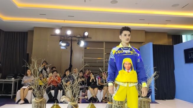 Kisah di Balik Busana Berwajah Jokowi & Susi Pudjiastuti di NYFW 2020