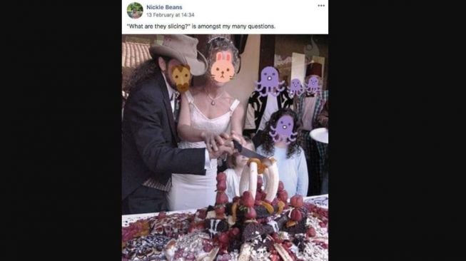 Kue pengantin mirip penis. (Facebook/@that's it, I'm wedding shaming)