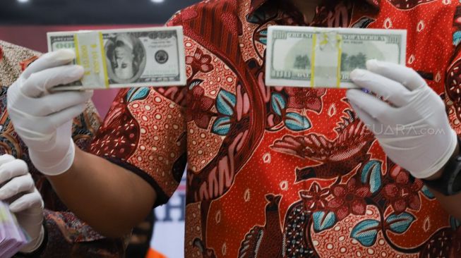 Barang bukti sejumlah uang dolar palsu yang disita di Bareskrim Mabes Polri, Jakarta Selatan, Selasa (18/02). [Suara.com/Alfian Winanto]