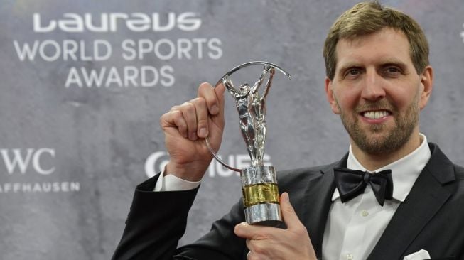 Legenda basket Jerman, Dirk Nowitzki, menerima penghargaan Lifetime Achievement Award 2020 dalam aca Laureus World Sports Awards 2020 di Berlin, Jerman, Senin (17/2/2020). [AFP/Tobias Schwarz]