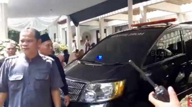 Jenazah Ashraf Sinclair menuju San Diego Hills untuk dimakamkan [Suara.com/Herwanto]