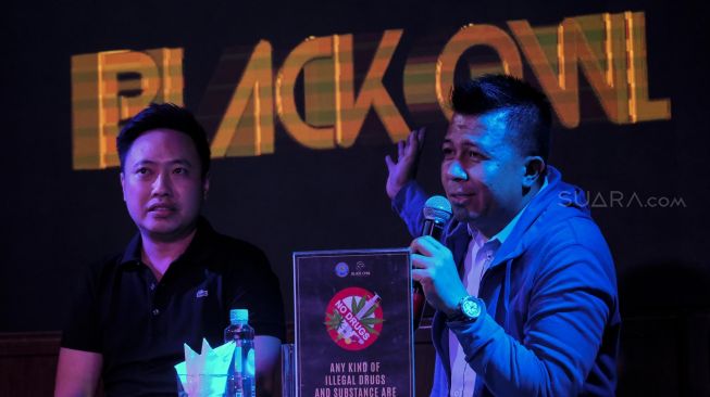 Efrat Tio Komisaris Utama Balck Owl (Kanan) dan Agung  Wahyu General Manager (Kiri), memberikan keterangan pers terkait penggrebekan Narkoba di Black Owl kawasan Pantai Indah Kapuk, Senin, Jakarta (17/2).   [Suara.com/Oke Atmaja]