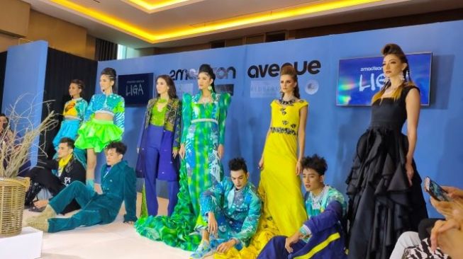 Kombinasi Karung dan Perca Karya Maggie Hutauruk di New York Fashion Week