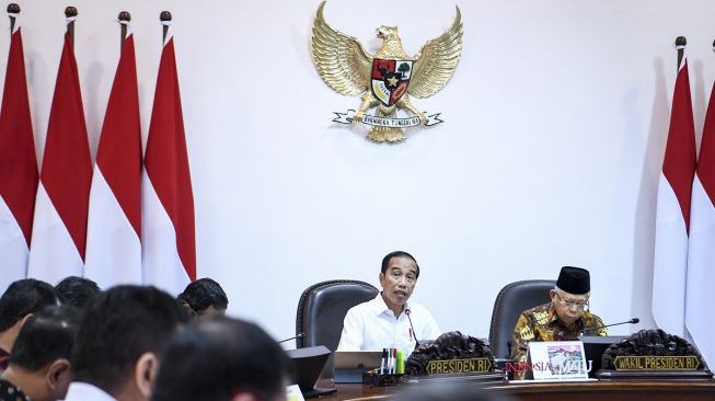 Presiden Joko Widodo (Jokowi) didampingi Wakil Presiden Ma'ruf Amin memimpin rapat terbatas persiapan penyelenggaraan Piala Dunia Bola Basket FIBA 2023 di Kantor Presiden, Jakarta, Selasa (18/2/2020). [ANTARA FOTO/Hafidz Mubarak A]