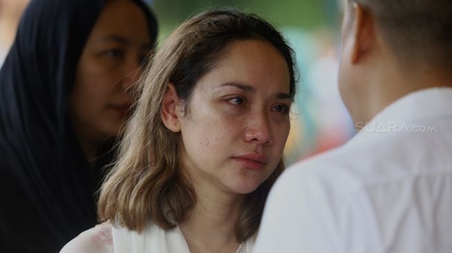 Bunga Citra Lestari menangis saat prosesi pemakaman Ashraf Sinclair di kompleks pemakaman San Diego Hills, Karawang, Jawa Barat, Selasa (18/2). [Suara.com/Angga Budhiyanto]