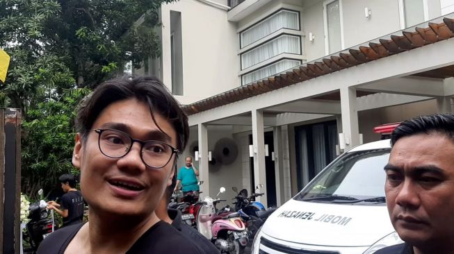 Doddy manajer BCL di rumah duka Ashraf Sinclair [Suara.com/Yuliani]