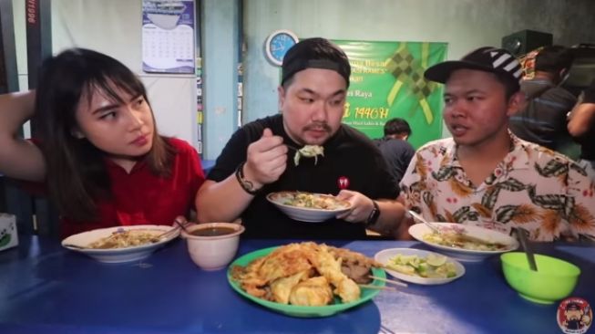 Food vlogger Nex Carlos bersama Mgdalenaf dan Dyodoran mencicipi menu sampah di Jogja. [Nex Carlos / Youtube]