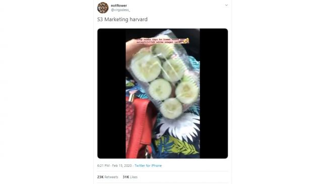 Curhatan warganet beli rujak tipuan. [Twitter]