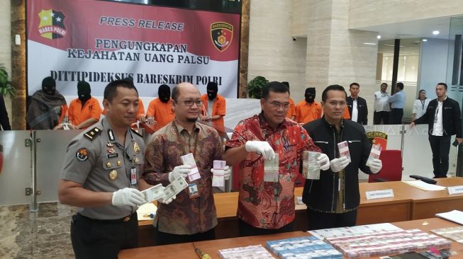 Polisi Tangkap 8 Pengedar Uang Palsu di Wilayah Jakarta hingga Jawa Barat