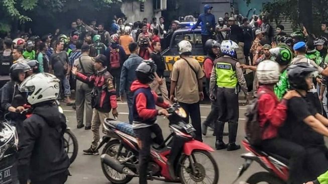 Mau Tarik Motor, Dua Mata Elang Dikerubuti Ojol dan Ditangkap Polisi