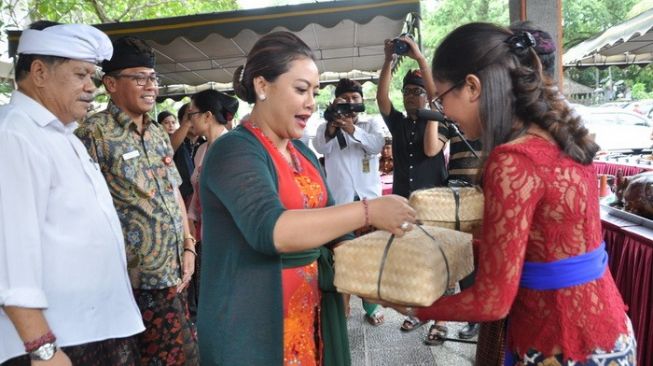 Bupati Tabanan Bagi Daging Babi untuk Belasan Ribu ASN dan Tenaga Kontrak