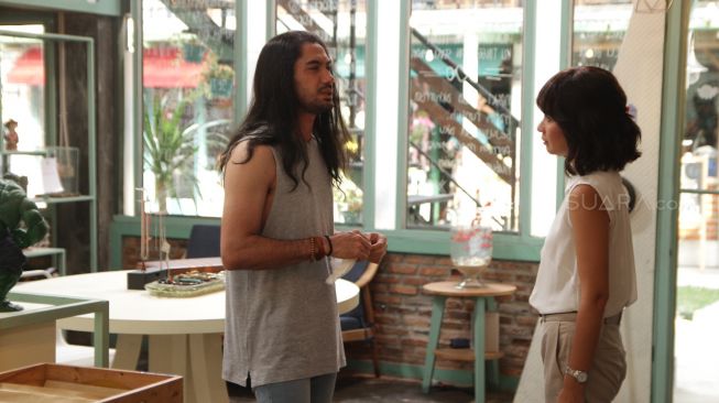 Reza Rahadian dan Marsha Timothy saat syuting film Toko Barang Mantan [siaran pers]