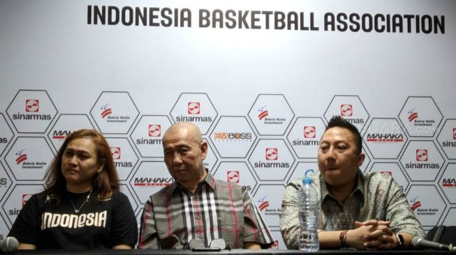 Ketua Umum Perbasi Danny Kosasih (tengah) dan Manajer Timnas Basket Indonesia Maulana Fareza Tamrella (kanan) dalam konferensi pers satu hari jelang laga perdana Grup A Kualifikasi FIBA Asia Cup 2021 di Britama Arena, Kelapa Gading, Jakarta Utara, Rabu (19/2/2020). [Suara.com/Arief Apriadi]