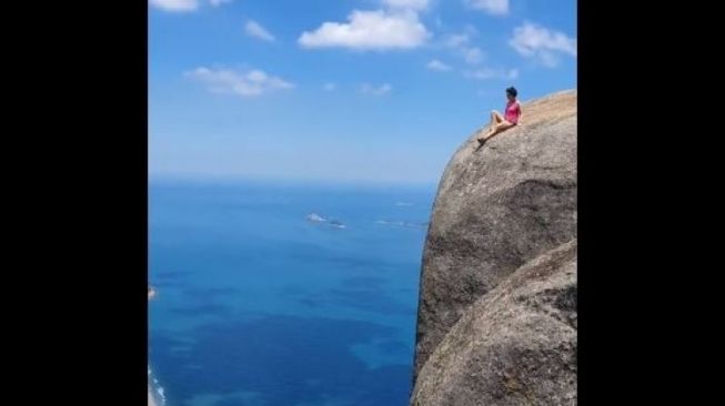 Aksi Nekat Turis Pose di Pinggir Tebing. (reddit.com/r/SweatyPalms)