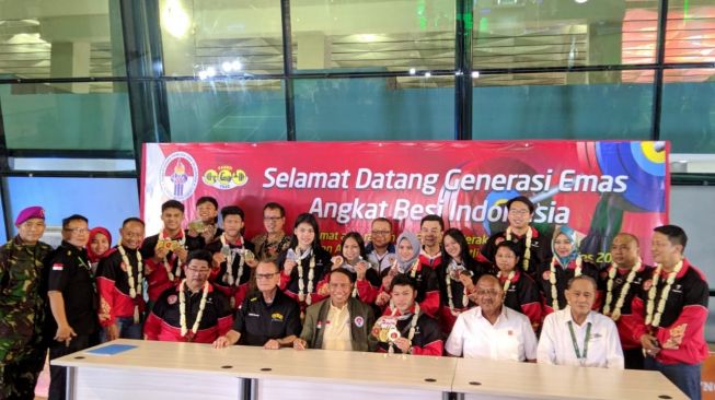 Menteri Pemuda dan Olahraga (Menpora) Zainudin Amali menyambut kepulangan rombongan lifter muda Indonesia yang sukses meraih 16 medali emas di ajang Kejuaraan Angkat Besi Asia Junior dan Remaja 2020 di Bandar Udara Soekarno-Hatta, Tangerang, Banten, Rabu (19/2/2020). (Suara.com / Arief Apriadi) 