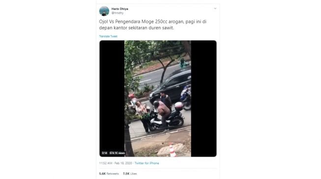 Aksi polisi tilang pengendara motor. [Twitter]