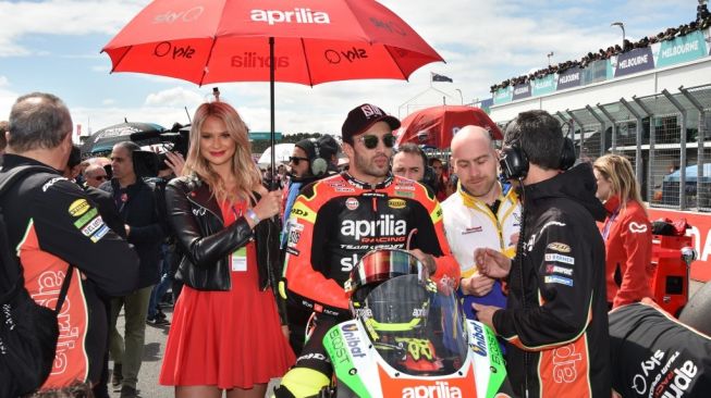 Pebalap Aprilia Racing asal Italia, Andrea Iannone, tengah bersiap menjalani balapan MotoGP Australia di Sirkuit Phillip Island, Minggu (27/10/2019). [AFP/Peter Parks]