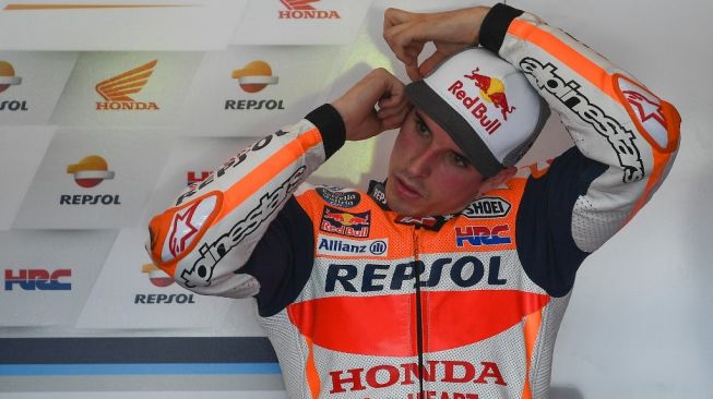 Pebalap rookie Repsol Honda, Alex Marquez, berada di paddock timnya pada hari pertama tes pramusim MotoGP 2020 di Sirkuit Sepang, Malaysia, Jumat (7/2). [AFP/Mohd Rasfan]